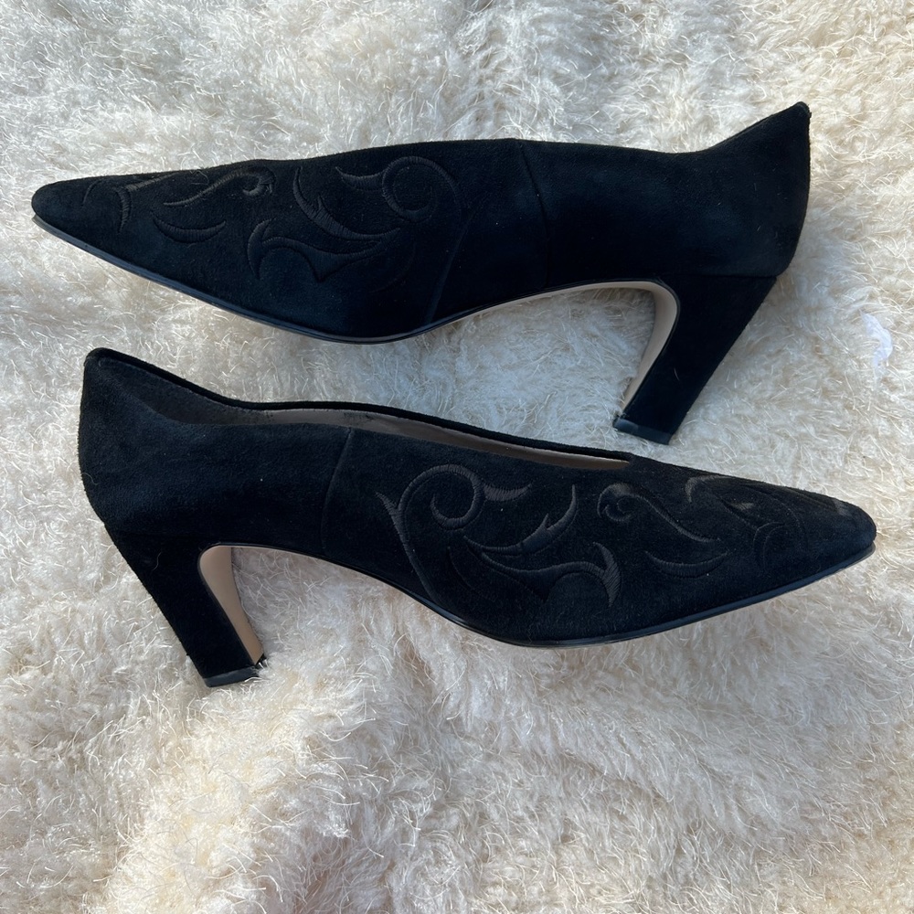 CARESSA  EAST  BLACK KID SUEDE EMBROIDERED SHOE SIZE 8 M